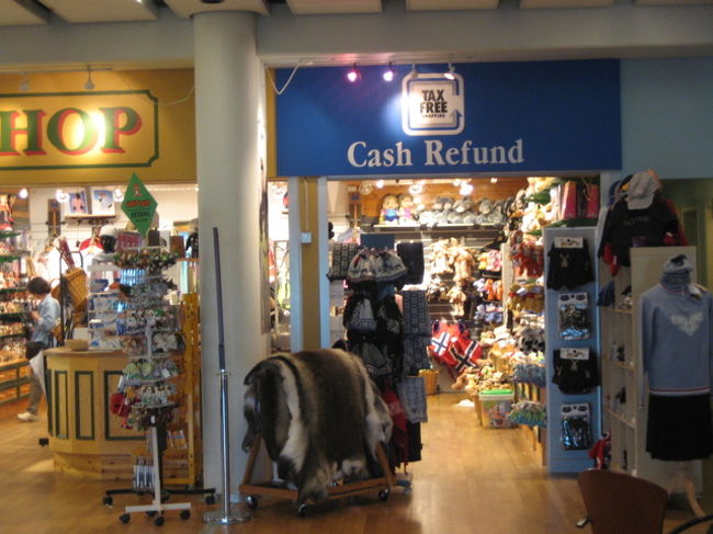 ゲートまで行ったはいいが、飛行機の出発が１時間遅れることに。お土産屋さんで時間を潰すのにも限界が、、、。ゲート近くのこのお店で免税品のキャッシュリファウンドができます。品物と免税小切手を見せるだけ。<br />ストックホルム編へ続く、、、、