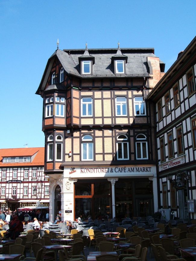 反対側から見るとこんな感じ。1階にはカフェが入っています。