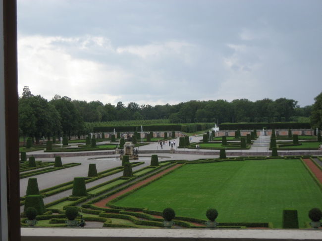 お腹がいっぱいになったら今度は世界遺産のドロットニングホルム宮殿へ。宮殿内は撮影禁止なのでお庭の景色だけ。