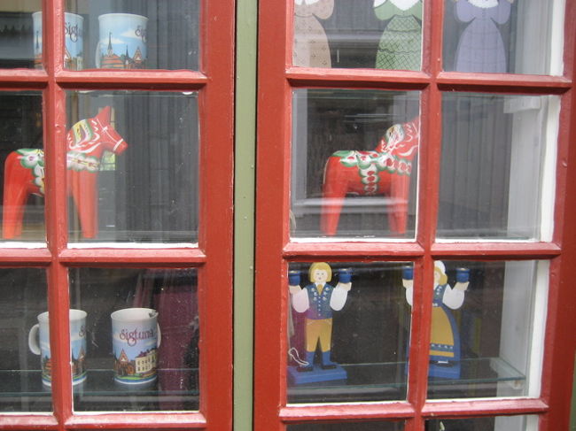 あら、パパのふるさとダーラナ地方の赤い馬（ダーラナへスト）がこんなところに！残念ながら今日は日曜日でお店はやっていません。おまけに雨も降って来ました。