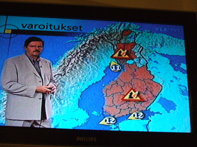 ２日目の朝、ニュースを見ていたら天気予報をやっていました。<br />なんだろうこの木とイナズマのマーク。。<br />もしかして、乾燥注意報？　<br />地震も台風もないこの国では、火事が一番気をつけるべき天災なのかも、と思ったのでした。<br />（ホテルの中やお店のあちこちに、やたら消火器のマーク＆消火器が目に付いたものです）<br />ちなみに今日も暑くなりそう。。