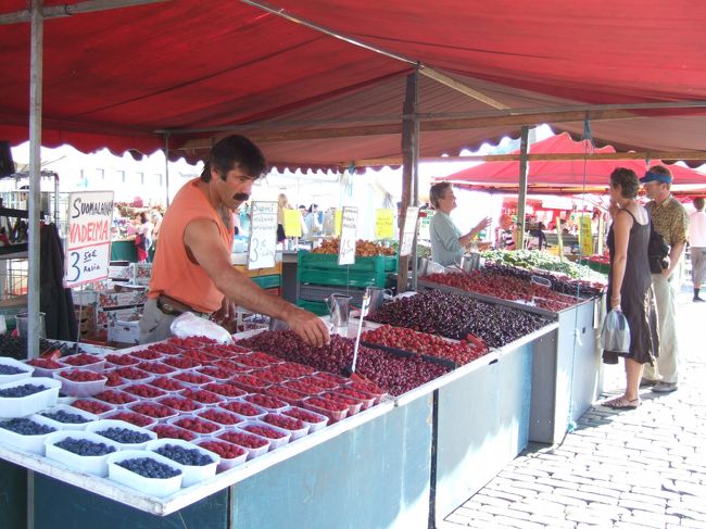 　今日は日曜日なので、ガイドブックなどによると、お店もお昼近くにならないと開かないらしい。<br />　で、午前中は町の中をぷらぷらすることにしました。<br /><br />　まず行ったのが港の屋外マーケット広場。<br />　夏のフィンランドは豊富なベリー類とさやえんどう！　<br />　聞いていた通り、ならんでおりました。<br />　食べたいんだけど。。１パックの量が多すぎる。<br />　二人で食べるにしても半分でいいのにねーー、でも半分にしてってうまくいえそうにないし。。<br /><br />　ということで、ベリーは４日目、列車旅行のときに買って乗り込むことに。