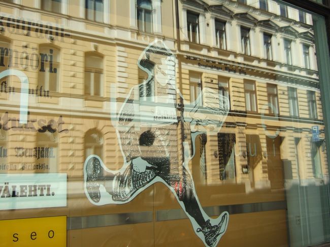 　イッタラやマリメッコのお店をみながら通りを歩き、ストックマンデパートのあるところまできて折り返し。<br />　まだまだお店はどこもあいていません。<br /><br />　で、引き返して１１時から開館の新聞博物館へ行くことに。<br />　エスプラナーディ通りの途中から南方向に向かって坂をのぼること数分。<br />　ぷーさんのポスターを発見。<br />　へえ、なんでぷーさんなんだろう。<br />　と、よく見るとその建物に書いてあるムゼオの名前が、メモしてきた博物館と同じでした。<br />　ここだここだと、角を曲がると入り口の横に新聞少年がいた！