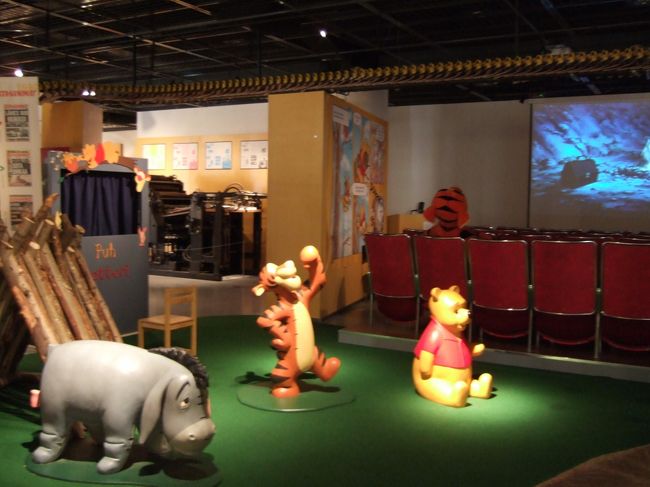 　入館料、ヘルシンキカードを見せたら安くなるかな、何て思って差し出したら、ノーマネーといわれる。<br />　え、タダなの？<br /><br />　プーさん展は夏休みにあわせて子供向けに開いているものらしく、後から後から親子連れがやってくる。<br />　体を使って遊ぶコーナーや、ビデオの上映、塗り絵するコーナーなど。<br />　新聞社の読者サービスなのでしょう。