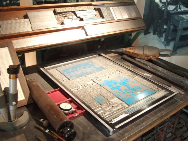 　新聞博物館を入って奥のほうに、ちゃんとした常設展示がありました。<br />　この新聞社は「ヘルシンキサノマット」<br />　創設当時からの新聞紙面や、使っていた機械などを時代ごとに並べています。<br />　びっくりしたのが、昔のフィルムが残っていること。<br />　デスクに座って記事をかく紳士、運ぶ少年、印刷工場の人たち。　見ていて飽きません。<br />　壁の展示を見ていると新聞に掲載された日本地図を発見。なんで日本が、と思ったら１９０４年ころ、ロシアとの戦争のときのもののようです。<br />　<br />　