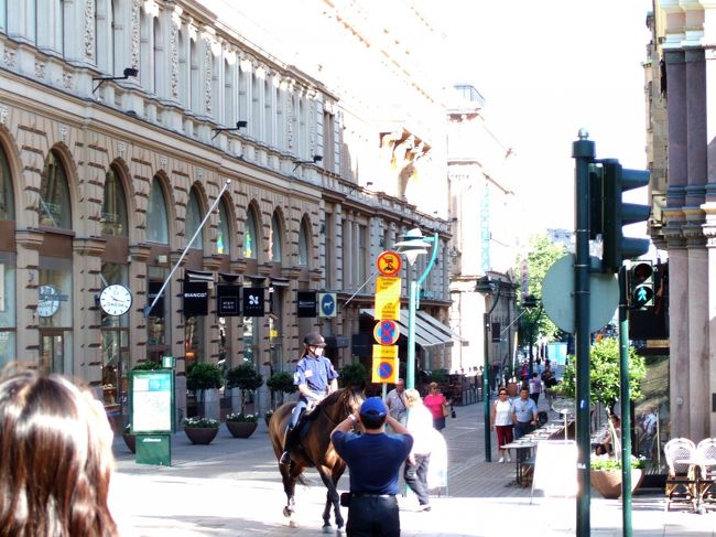 通りを歩いていて遭遇したお馬さん。ヨーロッパにきたなあ。。って感じです。<br />乗ってるのは女性警察官！　かっこいい。