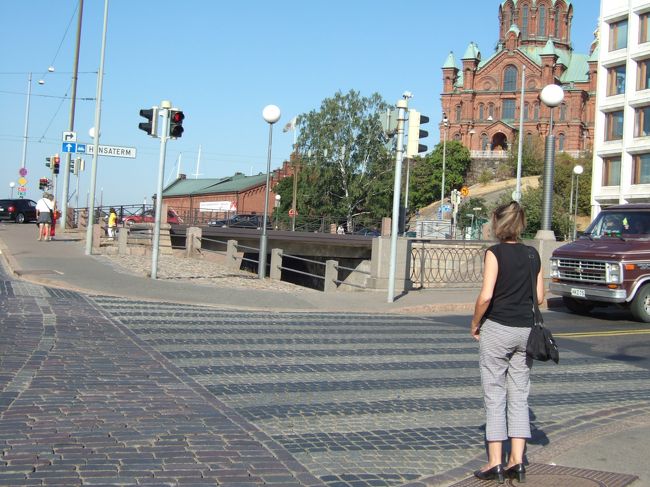 　ヘルシンキは石畳のまち。<br />　最初、信号が青になってわたろうとしたとき、へーー、横断歩道がないんだ！　さすがデザインの国だね（なんのこっちゃ）なんていっていたのですが。<br />　日本のように白線でかいていないだけで、ちゃんと横断歩道はありました。石畳の石の色を変えてるのです！<br />　写真はウスペンスキ寺院近くの交差点。<br />　<br />　みため美しい石畳ですが、石と石の間のへこんだところにたくさんのタバコの吸殻が・・<br />　こんなにタバコをすう国とは思わなかった。