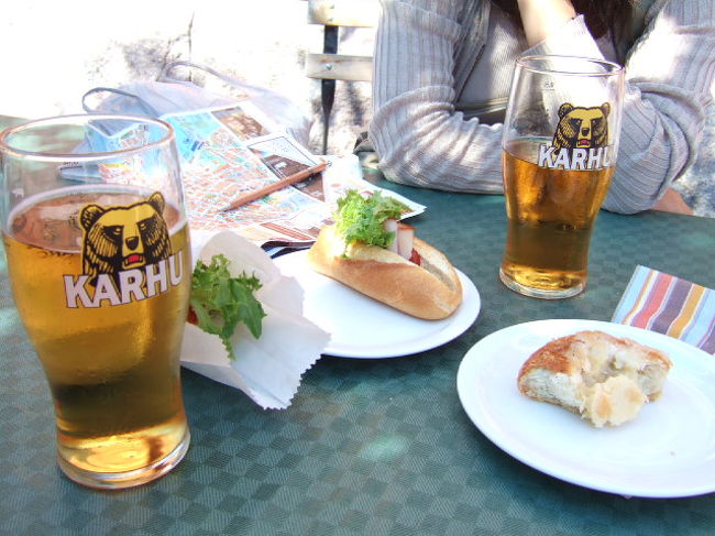 　人、人、人の波。それも現地の人ばかり。。<br />　暑い日差しの中、お店出す人も見に来た人もすごい数。<br />　クマのマークを見つけて、きっとあのへんでビールを売っているだろうと、行ってみるとありました！<br /><br />　ＫＡＲＨＵビールとバケットサンドとシナモンロールを注文して、木陰のテーブルへ。いっただっきまーす！<br />　昼間のビールは胃にしみましたが、うまい。<br />　<br />　となりのテーブルではおばあさんペア二人がタバコを吸いながらビールを飲んでる。買い物途中の一服なのでしょう。ああいうふうに、年をとりたいなあ。<br /><br />　ちなみにこの広場。お宿に帰ってわかったのですが、「ゴー！ゴー！フィンランド」にのっていたヒエタラハティフリーマーケットだった模様。