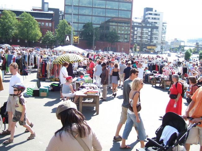 　そのとき、私たちは、テンペリアウキオ教会を目指していたのでした。<br />　地図を見て、３番のトラムで行けば着くよと思って、乗ったのはいいものの、ヘルシンキ駅前からクニっと曲がって海側へ向かおうとしている。<br />間違った？？　次の停車場で降りて、逆方向のに乗りましたが、今度は、南西のほうへ向かっている。<br />　なんか、違う。。<br />　またしてもトラムを降りて地図を見ていると、見知らぬおじさんが、「フリーマーケットはここから３００メートルのところだぜ」みたいなことを行ってレストランへ消えていった。。<br /><br />　そういやもうお昼。<br />　この近くに、○ちゃんがチェックしてきたスープ屋さんがあるという。とりあえず腹ごしらえしてから歩こうかと、探したのですが。。<br /><br />　ヘルシンキの町は私たちが思っていたより狭かった！。まだかなあ、もうすぐかなあと歩いていたところが、歩きすぎたらしく、急に道の向こうに海が見える！　かもめもとんでる？？<br />　<br />　なんと、私たち、おじさんがいっていたフリマをやっている広場まで出てきてしまったのでした！<br />　