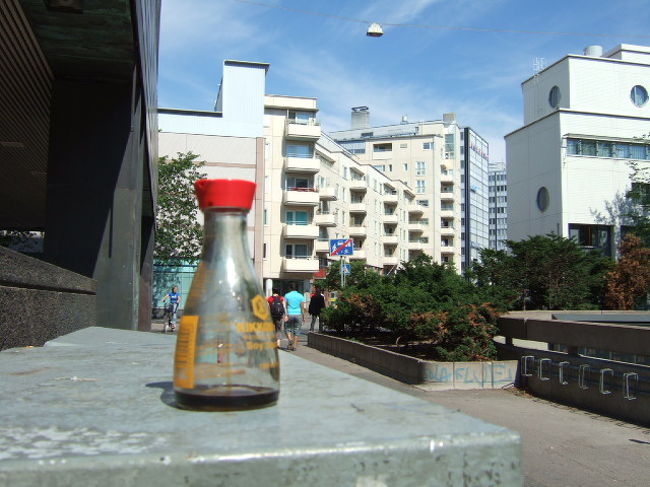 　今度こそ、教会へ！<br />　歩いても十分いける距離だとなんとなくわかってきた私たち。<br />　フィンランド語の通りの名前の書かれた地図を見ながら、てくてく歩き始めました。<br />　交差点にさしかかるたびに、たてと横の通りの名を確認。なあんだ、最初からこうすれば迷わなかったんじゃない？？<br /><br />　（それにしてもトラムの３番線。環状線だからと安易に乗らないほうがよい。最初にインフォメーションで路線図をもらっとくべきでした）<br /><br />　住宅街のようなところを歩いていて、なぜか見つけたキッコーマンしょうゆ！　誰がこんなところにおいたんだ。<br />　高級マンション？をバックに写真をとってみました。<br />