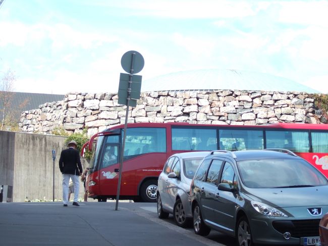 　右に広いバスステーションを見たあたりで左を見ると、ありました！　石垣に囲まれた教会。<br />　前には観光バスがたくさんとまっています。<br />　やっと着いた〜と喜んだのもつかの間。<br />　私たち、タッチの差で中を見れませんでした。<br />　<br />　日曜日は礼拝の関係で、分刻みで中を見られる時間が決まっていて、つい３分前にそれが終わっていた。。<br />　次は１時間半後だということでした。