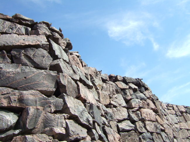 　せっかくなので、教会の周囲を回ってみるとどうも上に上れるらしい。<br />　教会だよ。のぼってもいいの？と思いながらも、結構たくさんの人がいるようなので上ってみました。<br />　<br />　岩をくりぬいたという教会、上のほうは石積みがしてあります。くねくねしたあたりがまるで日本のお城。<br />　誰も上らないこの石積みの上はハトさんたちの楽天地になっているようです。<br /><br />　さらに驚いたのが、、甲羅干しをしている人たちが、こっちに３人、あっちに２人。。<br />　みんな水着で寝そべってるの。<br />　夏の日差しが恋しいとはいえ、こんなところで！！