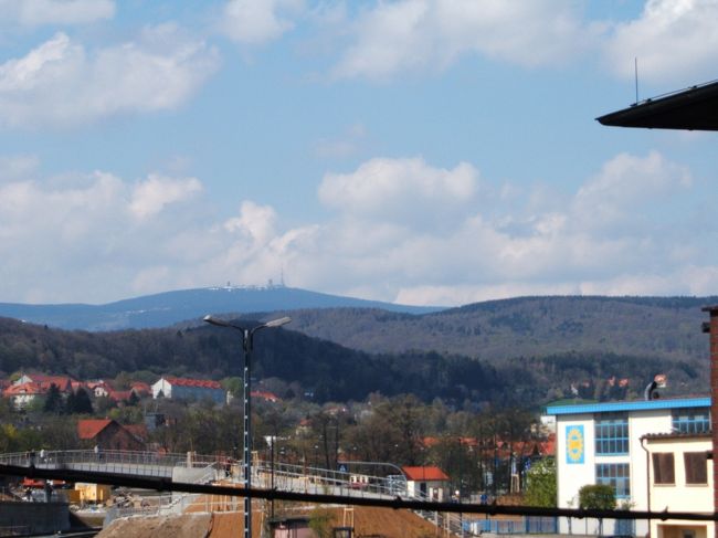 ヴェルニゲローテの駅から眺めるブロッケン山。SLで1時間半の道のりです。ちなみにドイツ統一前は国境の最前線基地として、一般人は近づけなかったそうです。