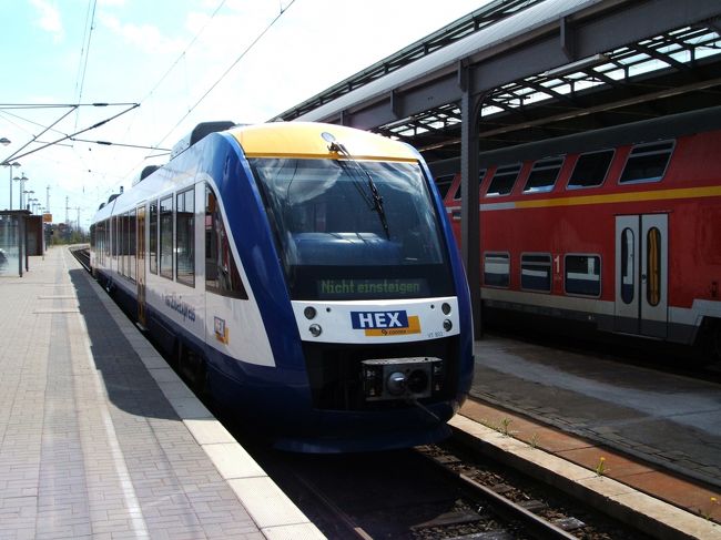 短いヴェルニゲローテ観光を終え、ドレスデンへ向かうべく、11:31分発のハーレ行列車に乗ります。来たのは「ハルツ-エルベエクスプレス」と名づけられた、とーってもきれいで快適な車両。速さは普通のローカル列車なのでエクスプレスは名前倒れですが。。