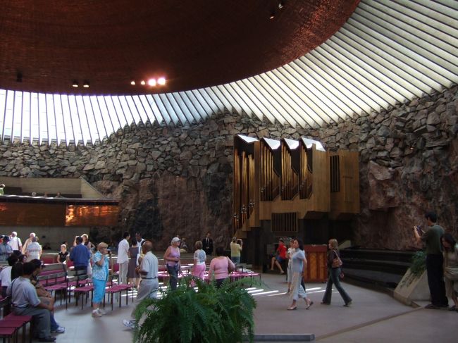 　テンペリアウキオ教会に再度挑戦！<br />　今度は入れました。<br />　中は思ったより広く、開放感があります。<br />　教会らしくないといえば教会らしくないんだけど、厳かさがあるのはなぜなのでしょう。<br />　あっちにたち、こっちにたち、いろんな角度から眺めてみました。<br />　<br />　観光客で目立つのは中国や台湾からきたらしいアジア系の人たち。そういえばフィンエアーは中国にも直行便が出ていたっけ。<br /><br /><br /><br />