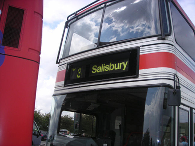ソールズベリーの駅からすトーンヘンジへは３番のバスで行けました。約２０分程。途中に見える小さな村や田舎の風景も可愛らしいかった。<br />このバスは１０時、１１時などジャストに発車するようで、運転手から直接切符を買えました。(2006.08現在)