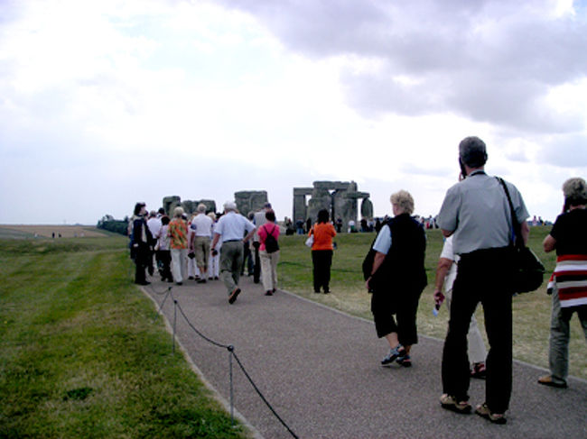 ストーンヘンジにまつわるミステリーを聞きながら周るとまた感慨深いです。<br />見る方向によっても、雰囲気が違います。片側は結構倒れた石が多かったです。