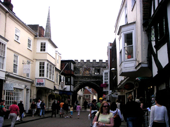 中心地のショッピング街。おみやげ物屋さんや雑貨屋さん、スーパーやバーガーキングが立ち並びます。<br />ざっと見て、今回はここまで。午後からバイトもあったので、早めにロンドンに戻りました。ストーンヘンジ＋ソールズベリーだけなら、１日で十分見て周れる広さでした。