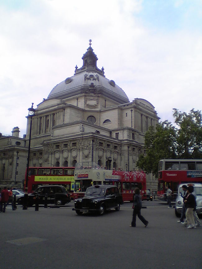 これはなんだろう、市庁舎かナァ。