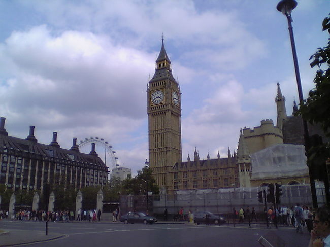 ビッグベンの後方にロンドンアイが見えます。