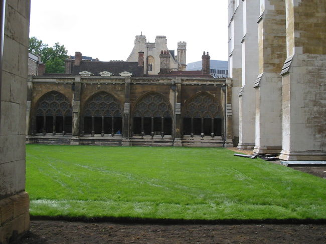 回廊の中庭。ウエストミンスター寺院内部は撮影禁止でした。セントポールもだめでした。