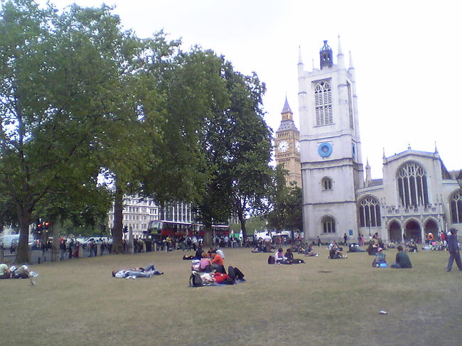 正面入り口の前ではいろんな人がくつろいでいました。