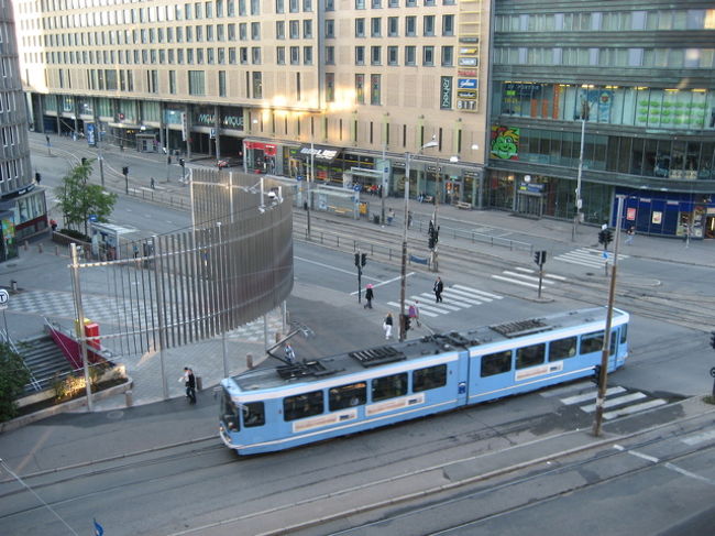 オスロのトラムはさわやかな水色の車体、バスは赤だった。