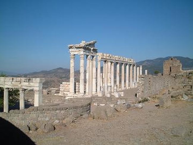 ３日目はまずベルガモン遺跡を観光。<br />ありえないほどの青い空に白い遺跡が映えて最高にすばらしかった！