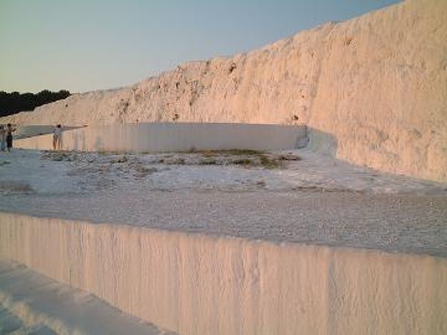 エフェソス遺跡の後、アルテミス神殿跡・ヒエラポリスを観光し、パムッカレへ。<br />無事夕日に間に合い、夕日でピンクに染まるパムッカレを堪能しました♪