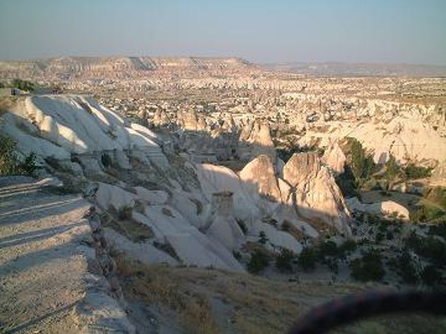 ４日目はカッパドキアへ移動。途中コンヤを観光！<br />移動途中、車中から蜃気楼を見ました♪<br />またしても、夕日に間に合い、夕日でピンクになるカッパドキアを堪能しました〜。（恒例！？）<br />その後、カッパドキアの洞窟に今も住んでいらっしゃる方のお家でチャイをご馳走になりました。<br />この日は念願の洞窟ホテルに泊まりました♪<br />ご飯もおいしくて、ホテルの人も最高に親切で言うことなし！<br />しかも、周りに光がないので、巨大な流れ星をたくさん見ることができました♪