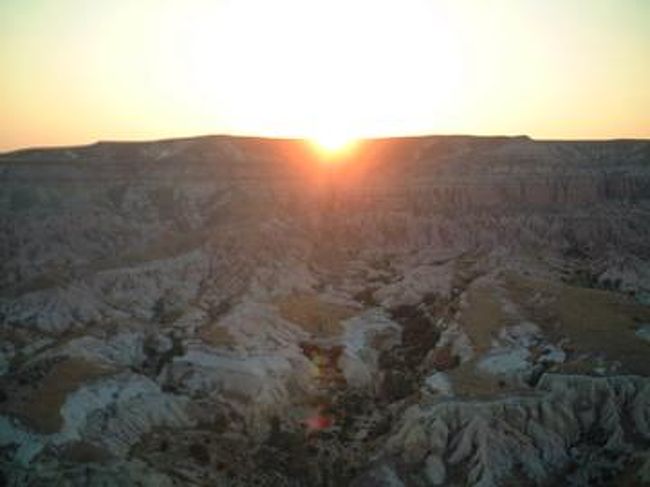 ５日目の早朝は、やっぱり気球でしょ♪<br />５：１５にホテル出発。<br />受付（お金を払い）を済ませ、いざ気球へ。<br />太陽が昇る瞬間です♪