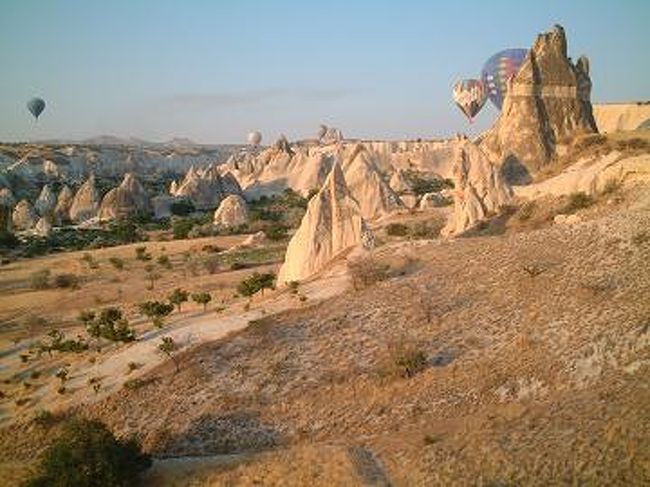無事着地後、シャンパンで乾杯し、ホテルへ帰りました。<br />その後、カッパドキア（ウチヒサール、ゼルベの谷、鳩の谷、ギョレメ野外博物館、地下都市カイマクル）を観光！<br />その後アンカラへ移動。<br /><br />６日目は朝４：３０に起き、イスタンブールへ移動。<br />到着後、トプカプ宮殿、ブルーモスク、アヤソフィアを観光しました。<br /><br />７日目、グランドバザールを散策し、ボスポラスクルーズ後、帰国。<br /><br />あっという間のトルコ旅行でした・・・。<br />また行きたいなぁ・・・。<br /><br />＃帰りの飛行機が乱気流に巻き込まれ大騒ぎになった・・・。<br />＃シートベルトの重要さが身にしみました・・・。<br />