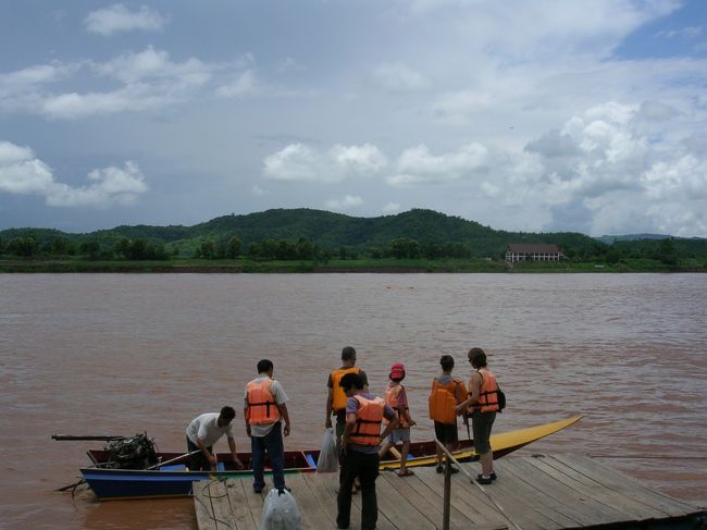 ボートトリップ<br /><br />ボートに乗ってラオス領に向かいます。ボートは4〜5人乗りでかなりのスピードが出るので、油断してると振り落とされてしまいそうです。