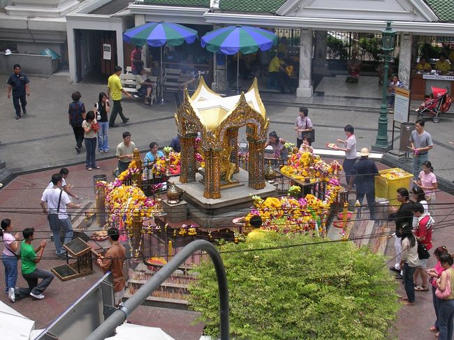 エラワン・プーム<br /><br />ヒンドゥー教の神ブラフマーを祀っているそうです。大都会の真ん中にあり多くの人が訪れています。タイ人の信仰の深さがうかがえます。