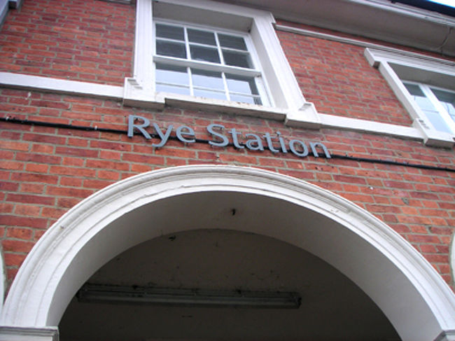 ライの駅。レンガの色合いが素敵♪