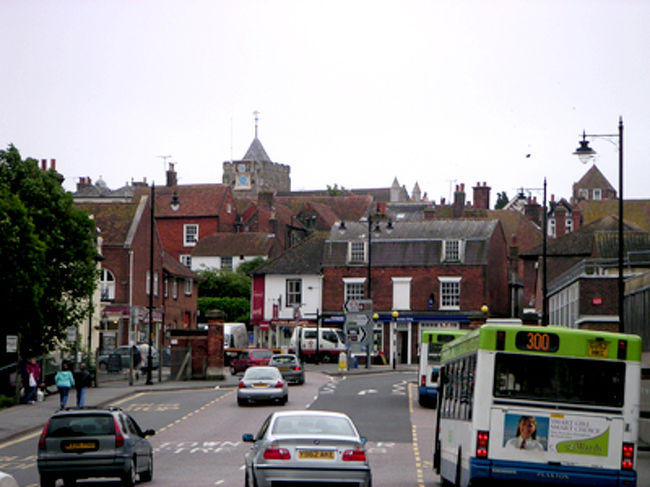 駅から見た風景。奥に見える教会を目指して出発です。