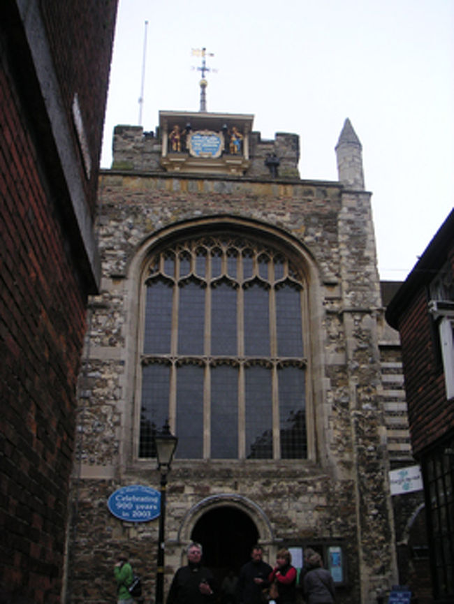 ＊聖メアリー教会（無料）<br />９００年の歴史があるそう。落ち着いた雰囲気の教会です。高台から町を見守っているのかな？