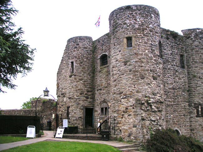 ＊イプラタワー<br />聖メアリー教会のすぐ裏側にあります。1249年にフランス軍の侵攻に備えて建てられたそうです。その後、監獄としても使われていました。