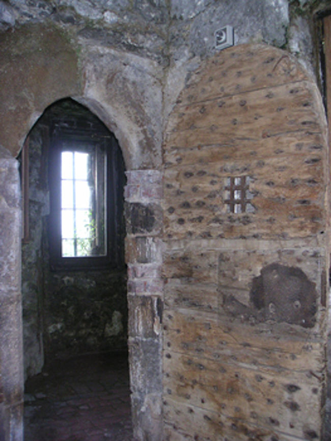 現在は博物館になっています。学生1.5ポンドの入場料を払って中へ♪ここは牢獄になっていた部屋。暗いし狭い…こんなとこずっと入れられたらおかしくなりそう＞＜