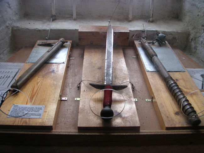 剣。実際に持って重さを確かめられます。重かった！