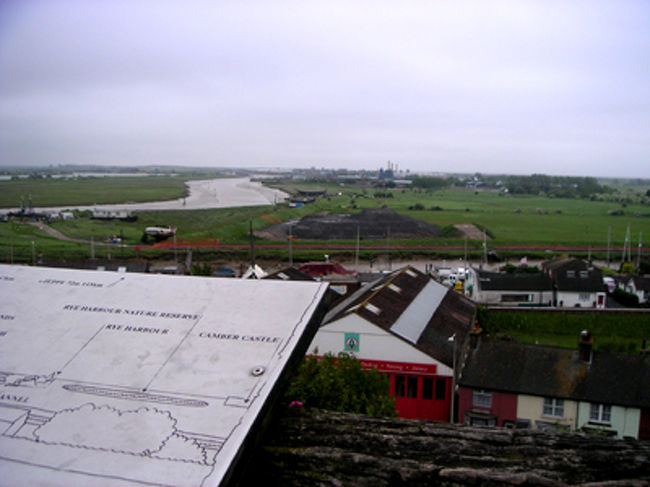 屋根の上に上がると、遠くまで見渡せました。左に伸びているのは川です。