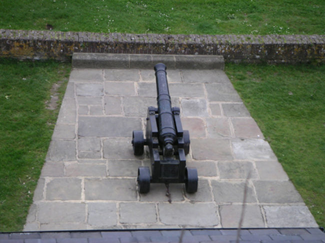 建物の外側には砲台も。