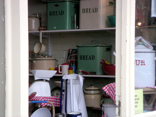 アンティークショップを見つけました。日本でも人気の品がいっぱいあった！