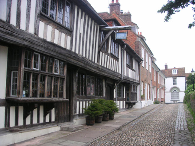 たまにみるこういう建物。古いのかな？