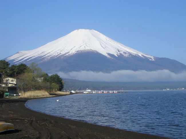 山中湖と富士山。<br />朝は雲もかかってなくて、すごくきれいに富士山が見れました。やっぱ富士山はきれいだね。