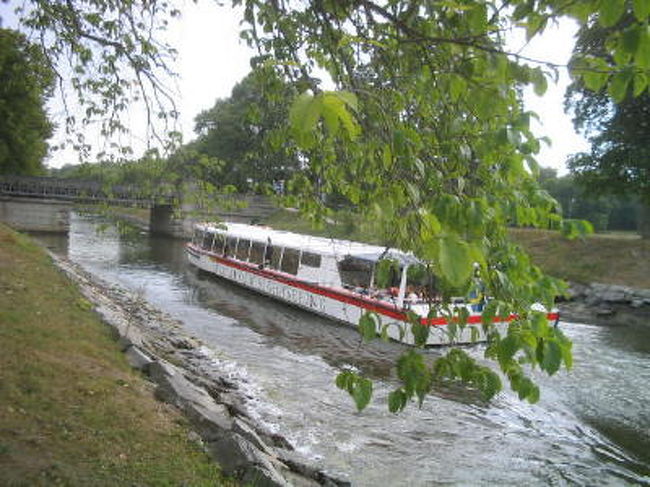 観光船に手を振って応えます