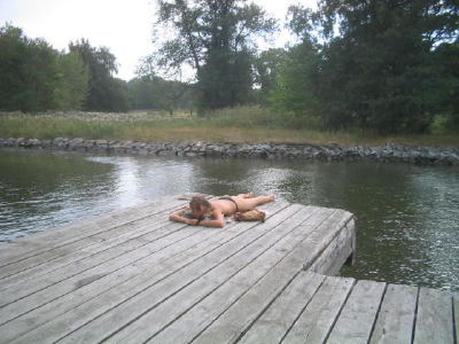 桟橋には甲羅干しの女性が大勢います