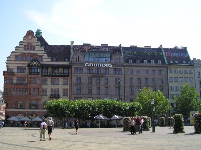 ストートリィ広場は、大きなホテルなどで囲まれています