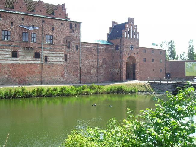 もう閉館されているのはわかりながら、入口へ