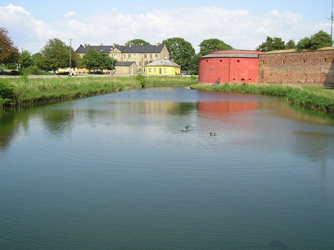 城の周りは運河が取り囲み、公園が広がっています。